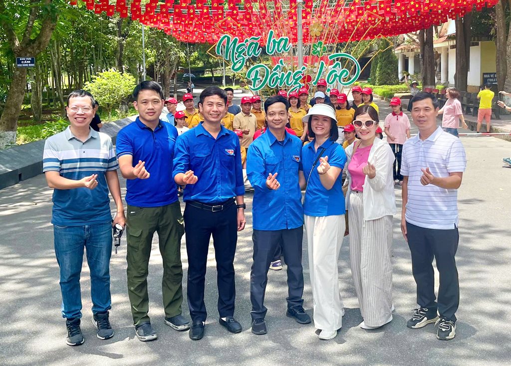 Đoàn Thanh niên Chi đoàn Học viện KHXH chụp ảnh lưu niệm tại Khu di tích lịch sử cấp quốc gia đặc biệt Ngã ba Đồng Lộc.